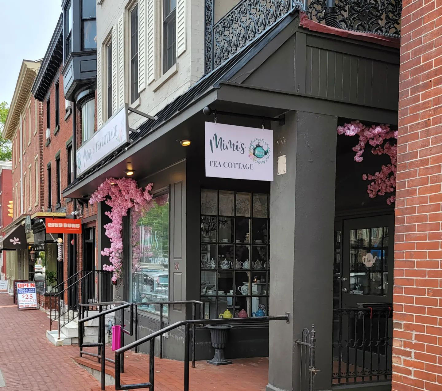 store front of mimis tea cottage shop