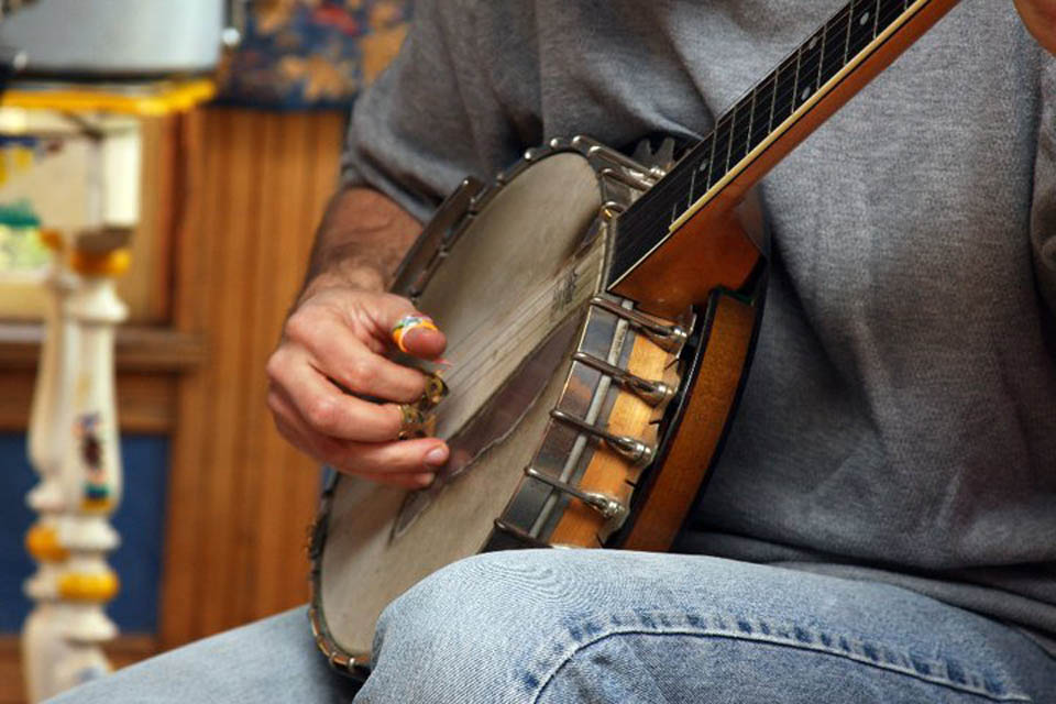 An artist performing banjo