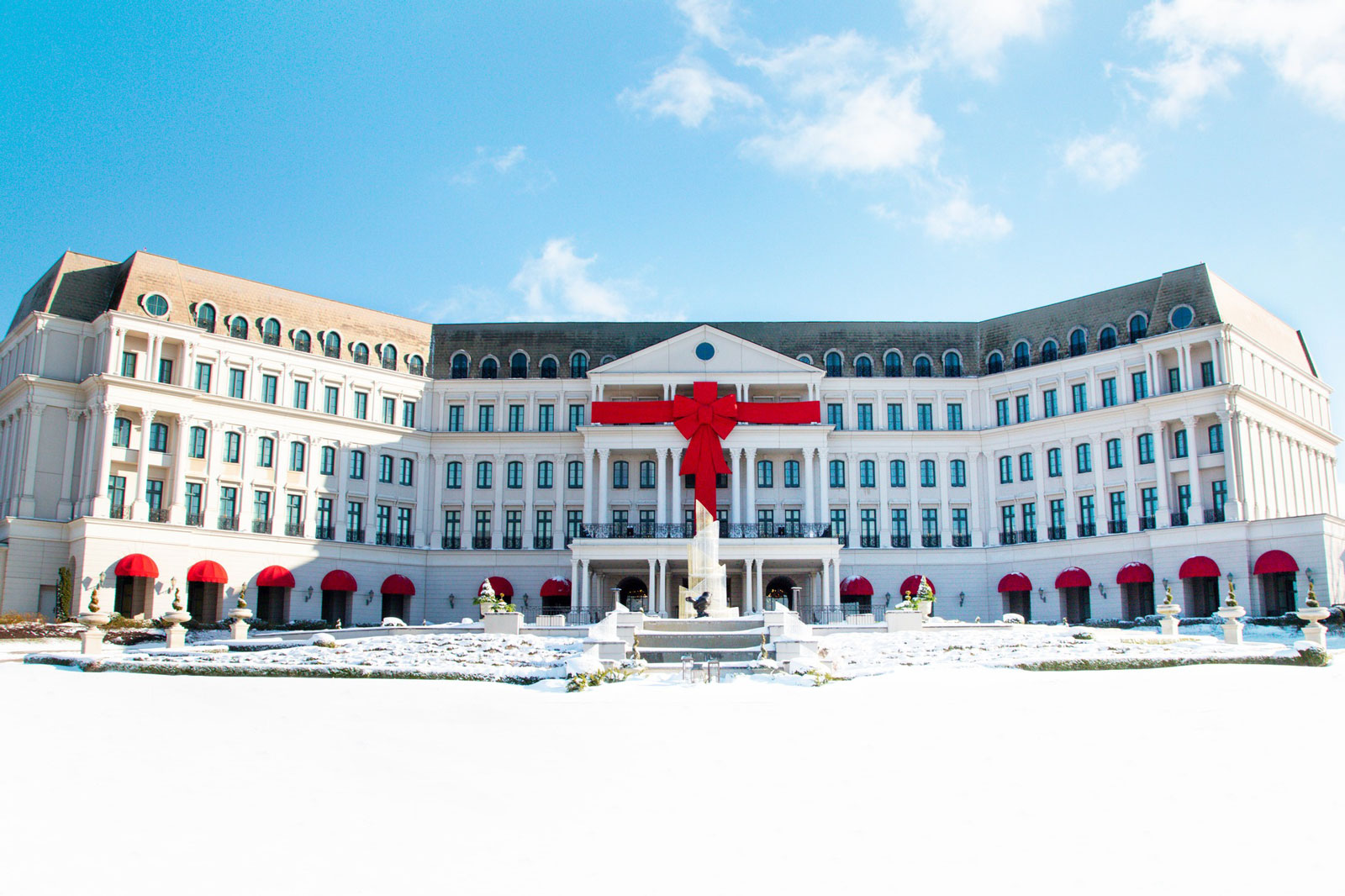 Nemacolin building exterior decorated with Holiday theme