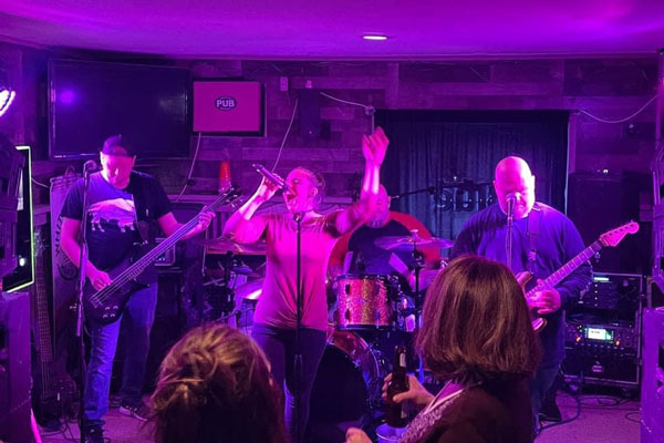 artists performing at lounge