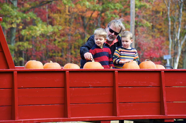 kids on pumpkin wagon