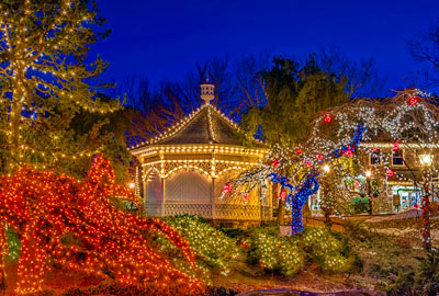 shops at peddlers village lit up