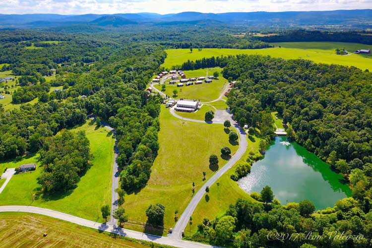 Birds eye view of Lodges at Gettysburg next a pond