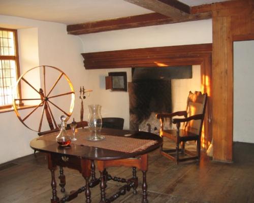 amish style home interior spinning wheel