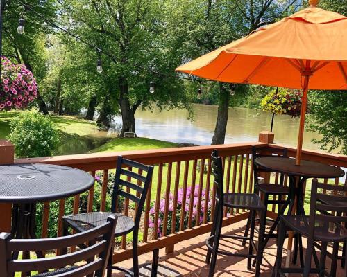 outdoor deck seating penns tavern