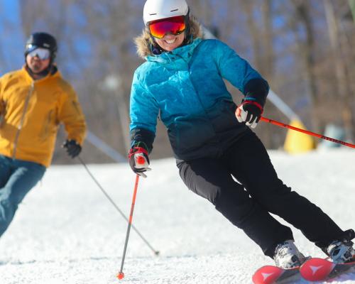 couple skiing 