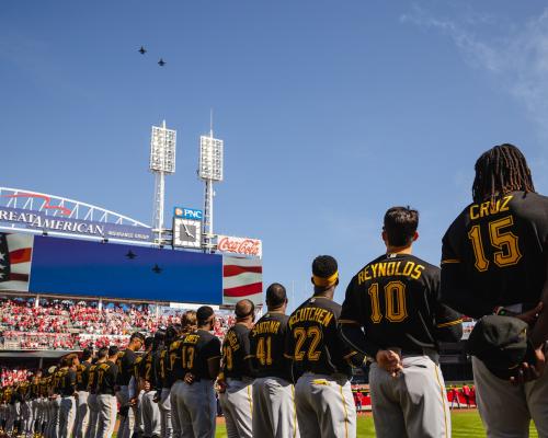 Pittsburgh pirates players standing in line 