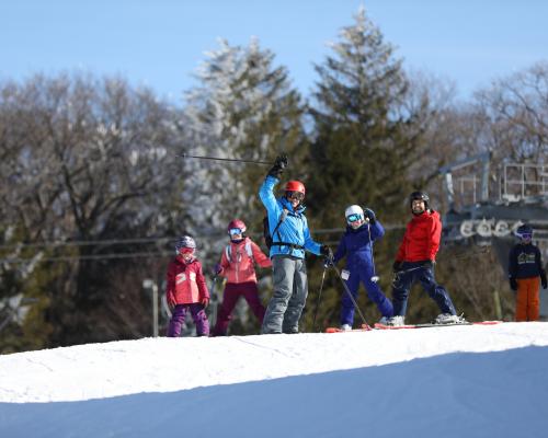 group of people ready to Skii