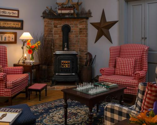 1825 Inn Bed and Breakfast common area sitting room