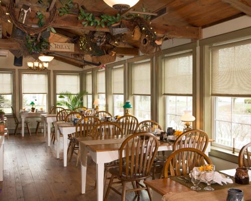 1825 Inn Bed and Breakfast common area dining room