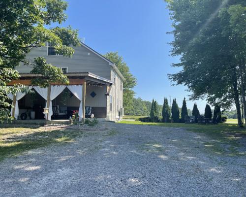 Brooks Estate and Deer Creek Winery outside