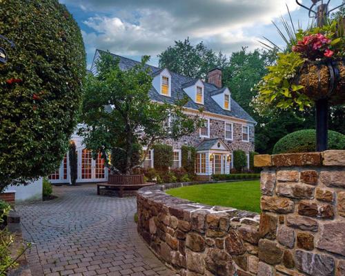 The Inn At Bowmans Hill front exterior