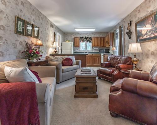 Pineapple Hill Bed and Breakfast Inn living room