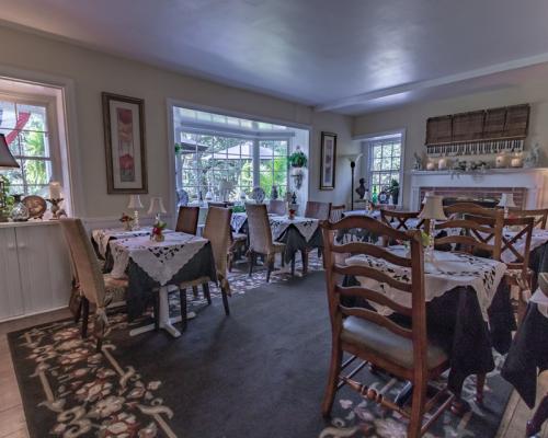 Pineapple Hill Bed and Breakfast Inn dining space