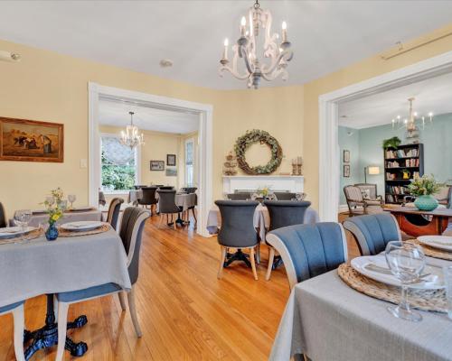 The South Mountain Inn dining room