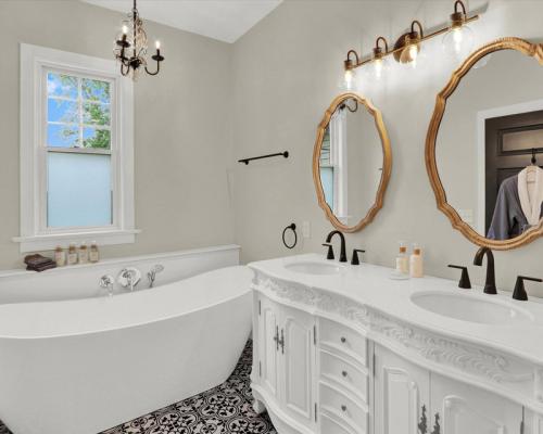 The South Mountain Inn bathroom