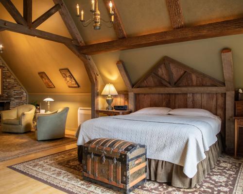 Twin Pine Manor suite