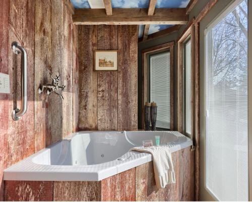 Twin Pine Manor jaccuzi