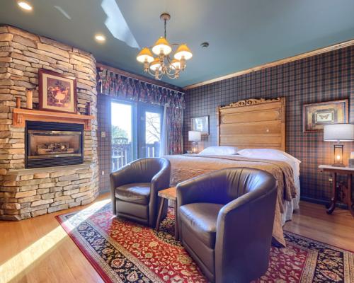 Twin Pine Manor luxury suite