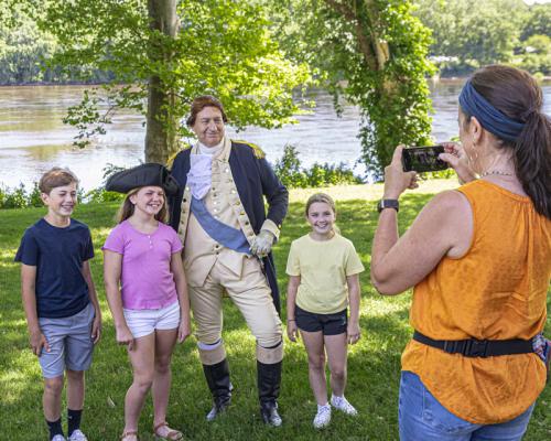 kids getting picture at washington crossing historic park in Bucks County